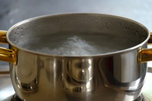 Kochendes Wasser: nicht empfehlenswert für die Verflüssigung von Honig